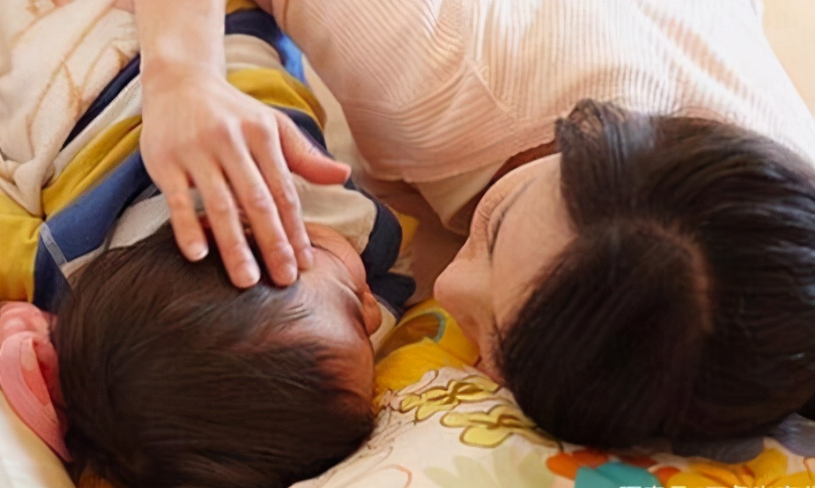 母乳宝宝喜欢“含奶而睡”，是出于这几个原因，真相很暖心