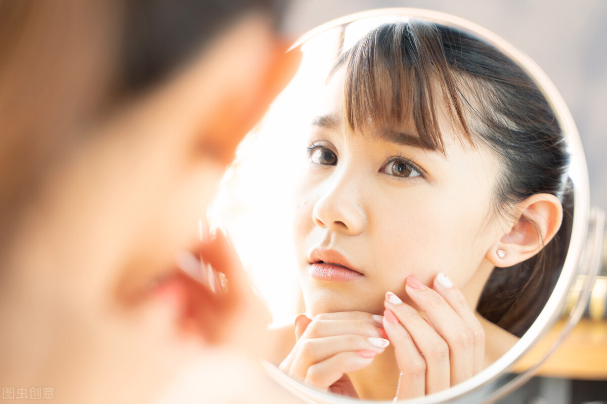 天一热脸上泛油光,天一热脸上就起痘痘烦死了