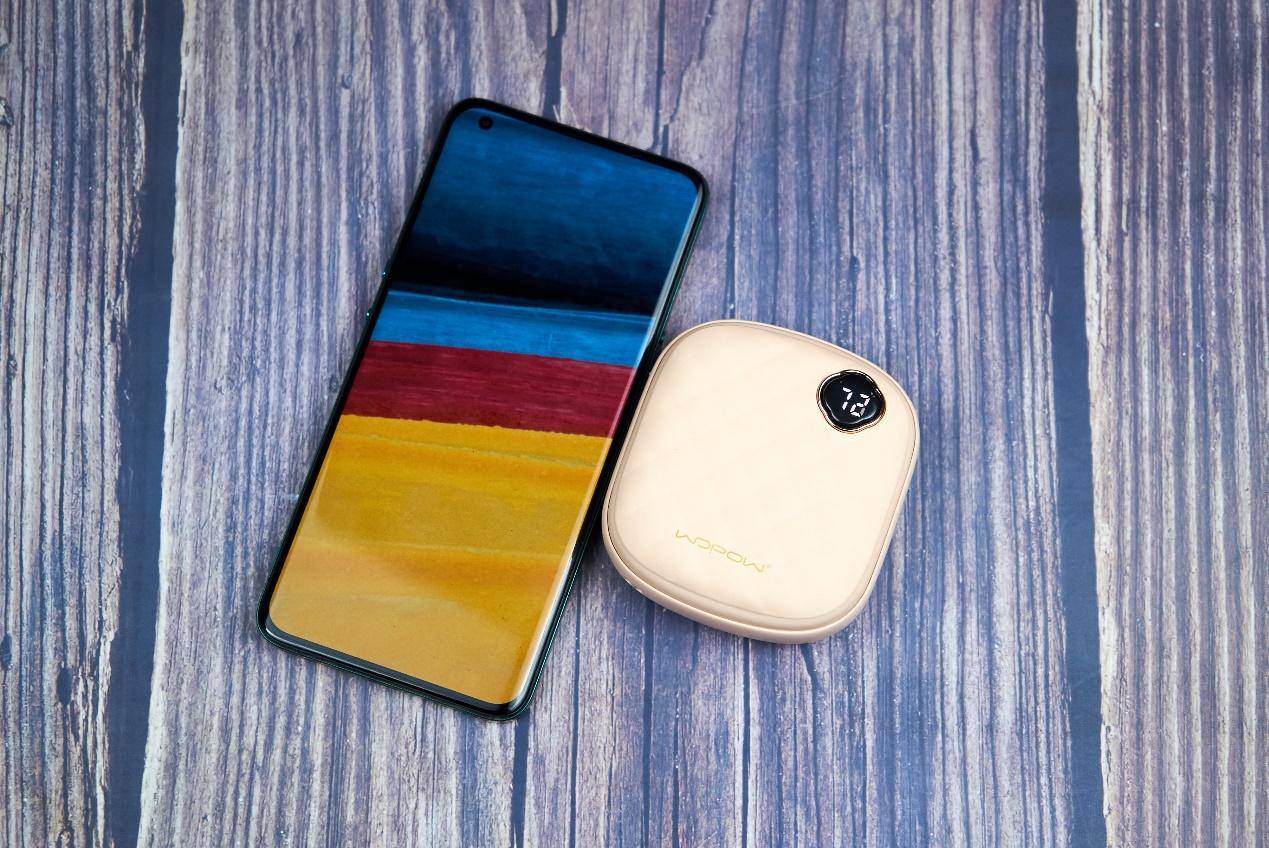 既是充电宝又是暖宝宝,既是充电宝又是插头