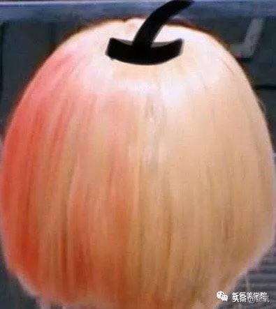 谭松韵蓬松的头,谭松韵摘掉眼镜打扮后惊艳出场