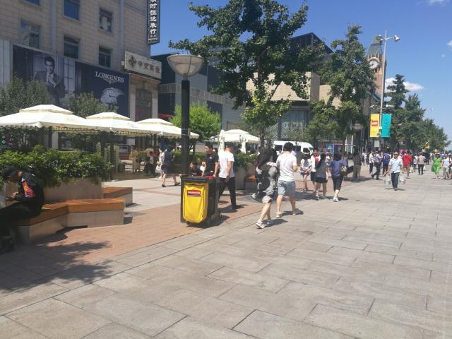 北京王府井大街露天的商铺重新开张：开开关关经历了多次反复轮回