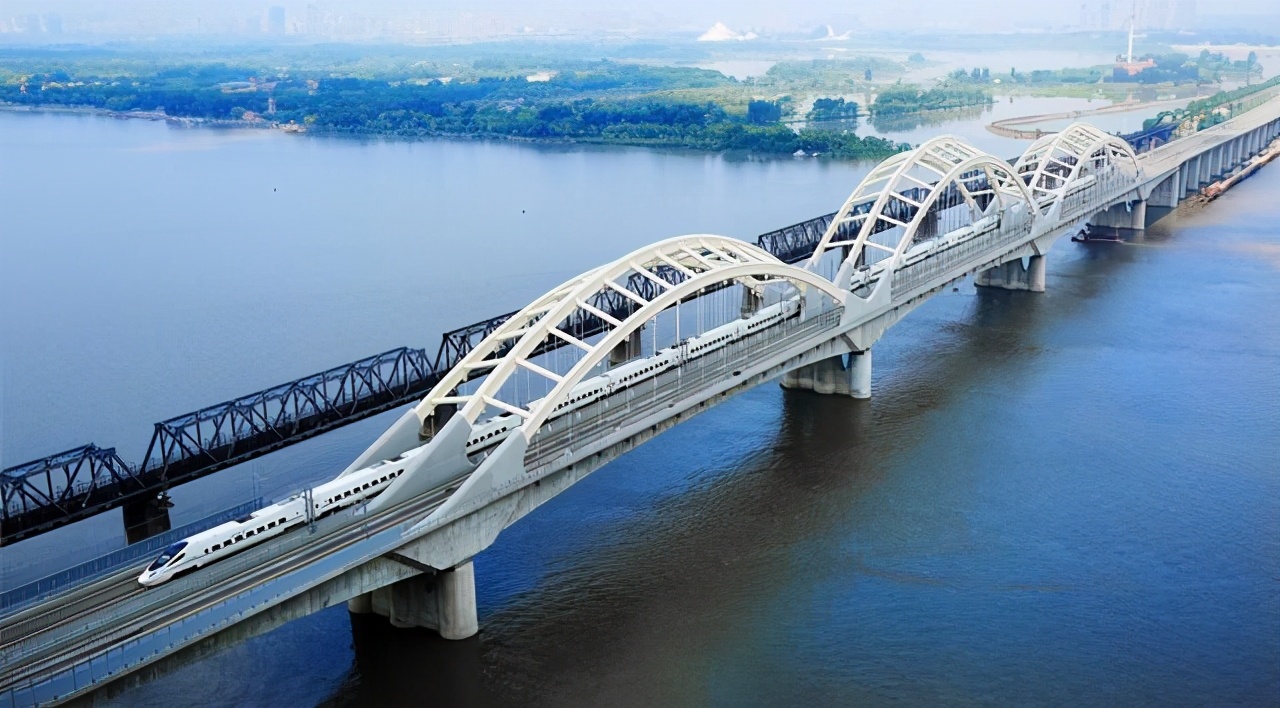 我国第一艘航母百科,中国第一艘航母有多大