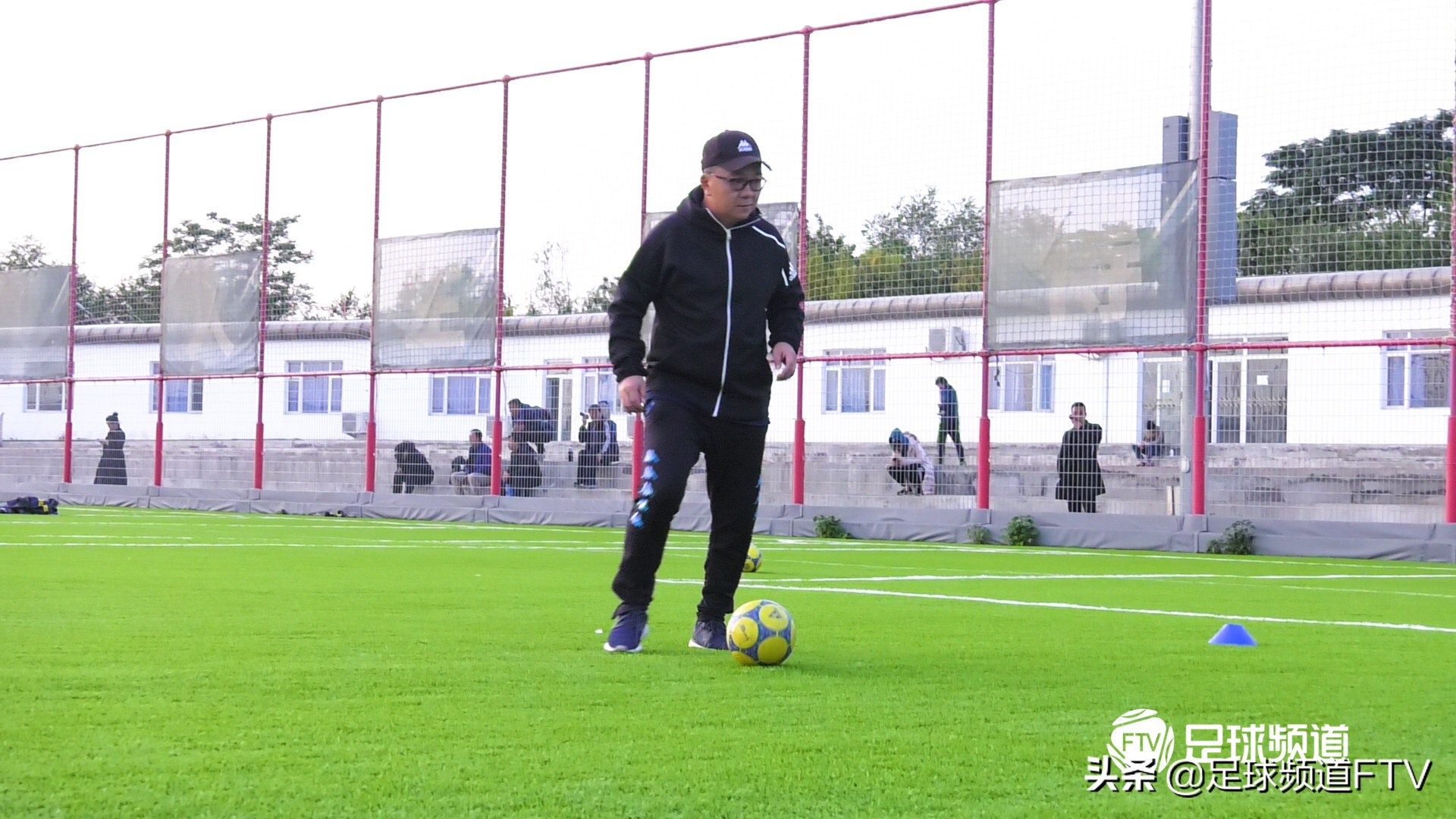 体育评论员董路,董路带领足球小将走进赛场
