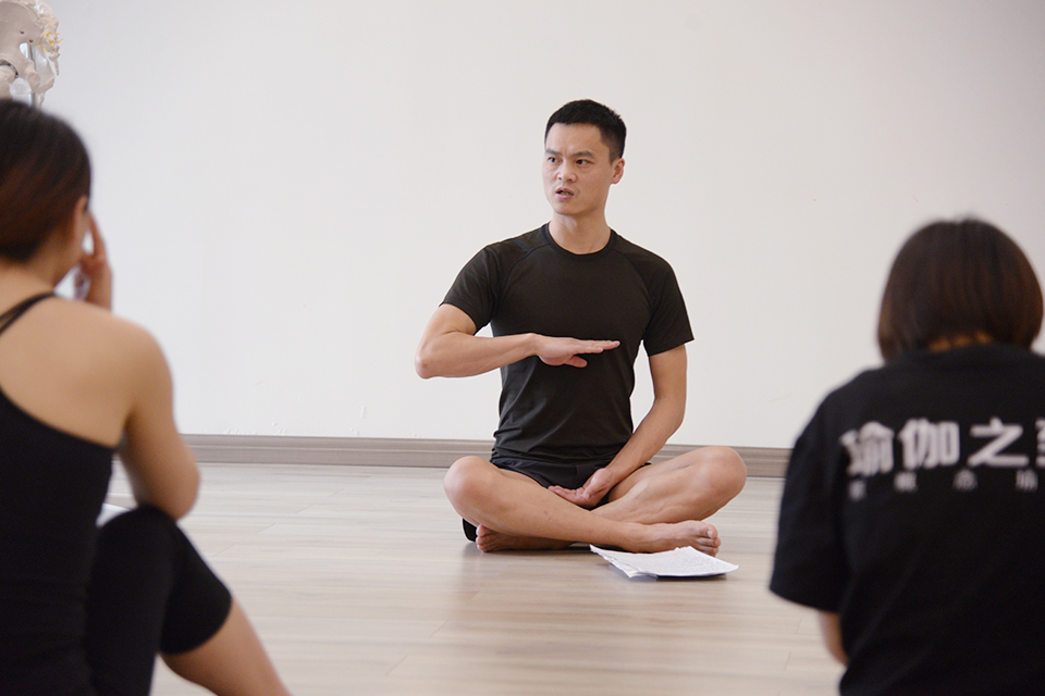 零基础当瑜伽教练花多少钱,学瑜伽当瑜伽教练怎么样