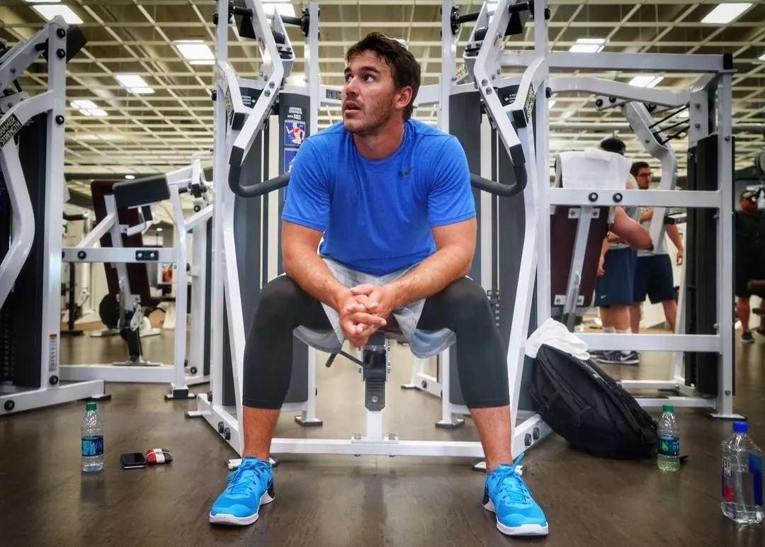 职业球手为什么不花里胡哨,为什么职业球手打球都沉大臂