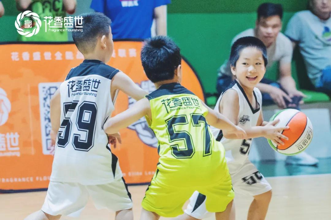 中国小篮球最新规则,小篮球讲解在篮球场上的正确姿势