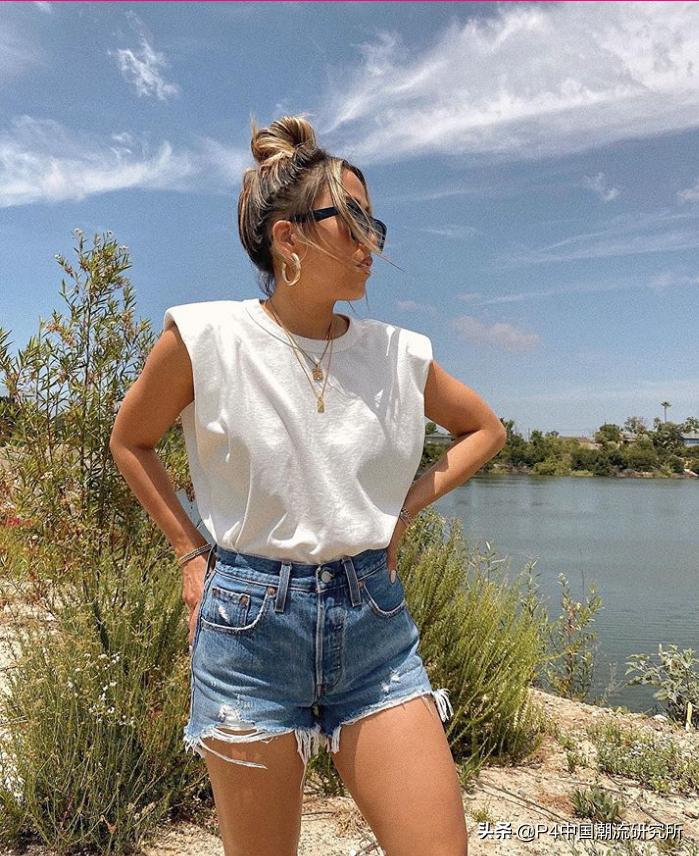 牛仔短裤怎么穿才好看,牛仔短裤就要穿这样的舒适又显瘦