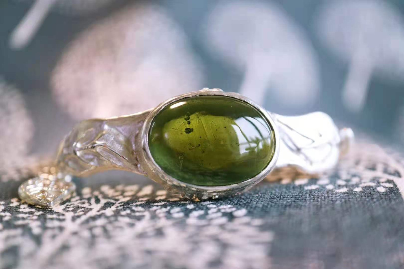 白底青手镯适合多大年纪戴,碧玉手镯适合多大年纪戴