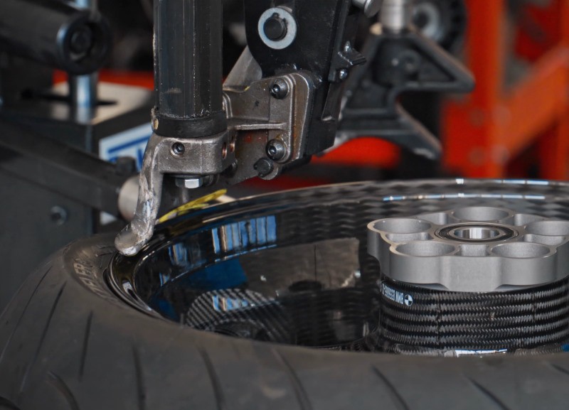 摩托车轮毂可以加大吗,摩托碳纤维轮毂优缺点