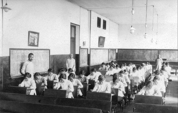 开国上将回故乡，看到警车封路并且隔开群众，怒问：耍什么排场？