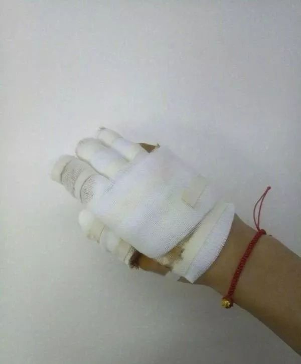 飞机杯被奶奶用来当袜子，这也太惨了吧