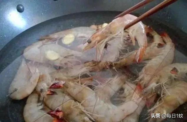 煮虾的正确方法是冷水下锅,煮虾是用热水煮还是用冷水煮