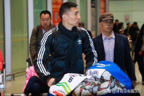 国脚返程,足球球员离队的瞬间