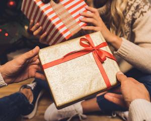 给同事带礼物反遭嫌弃？不知道这三个技巧，送礼吃力不讨好