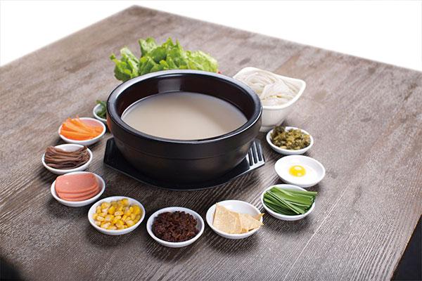 一家值得你品尝的过桥米线店,过桥米线最正宗的店