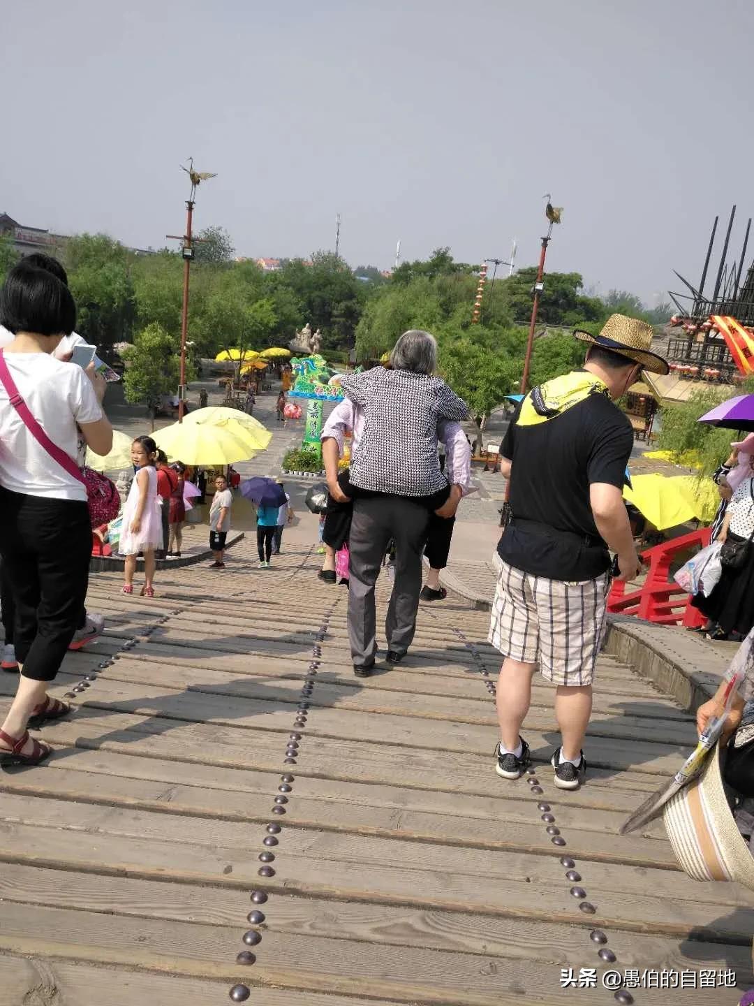 故事：沛县的刘培华，背着年迈的母亲去旅游