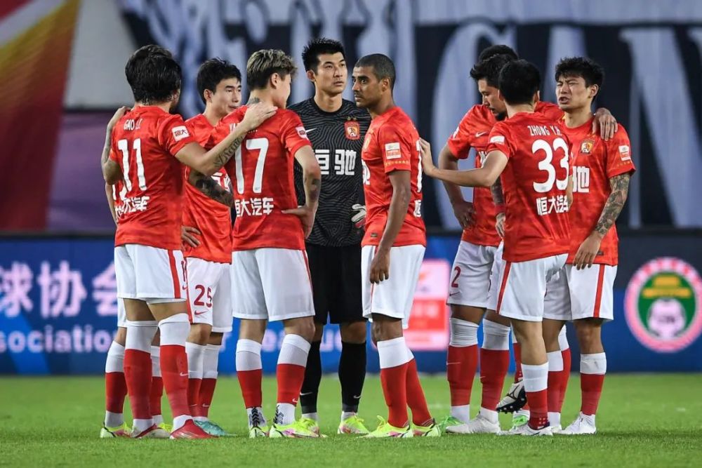 英格兰队痛失冠军球迷痛哭,英格兰足球痛失欧洲杯冠军