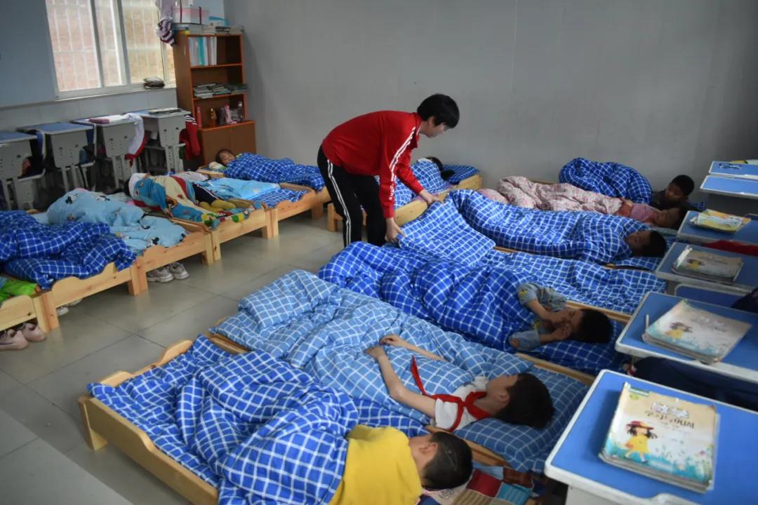 3名老师3名学生苦撑3年，即将消失的村小如何枯树生花？