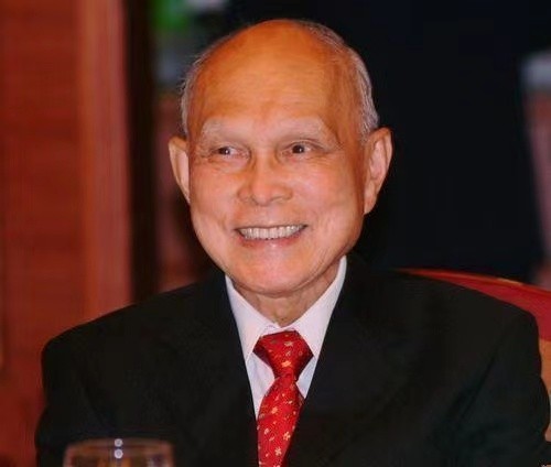 霍英东：冒死运战资，曾是申奥功臣，豪掷40亿开发不毛之地