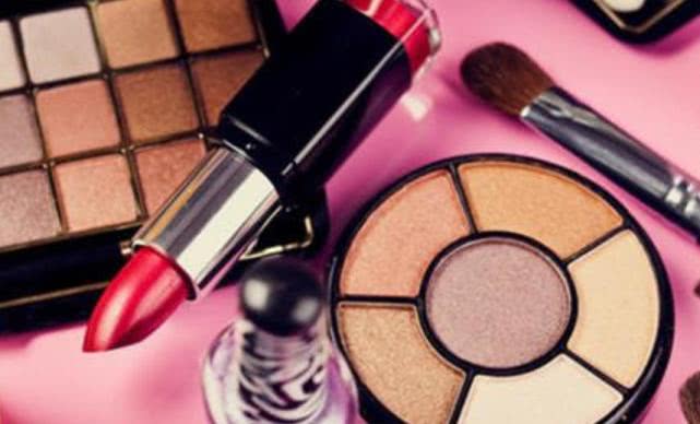 女子用化妆品丧命,用便宜化妆品中毒的新闻