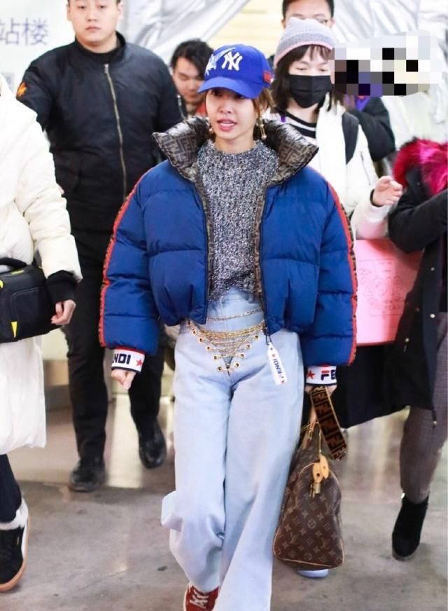 蔡依林穿两万元羽绒服现身机场，有点矮却很时尚，真不愧是天后