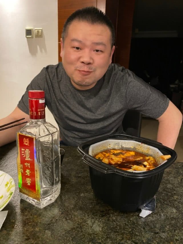 岳云鹏面对老婆削好的苹果,岳云鹏老婆削苹果