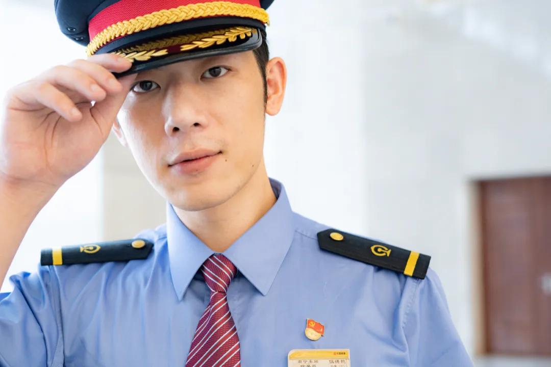 哇!他们的新制服正式亮相啦