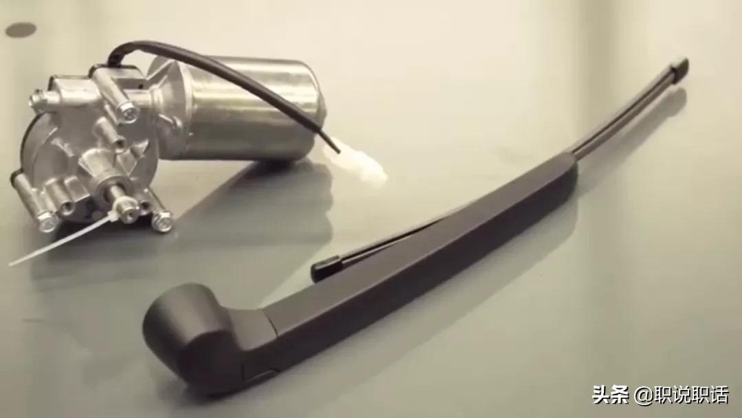 *博兰**基尼口罩、苹果面具、迪奥洗手液、戴森呼吸机大牌跨界这样干