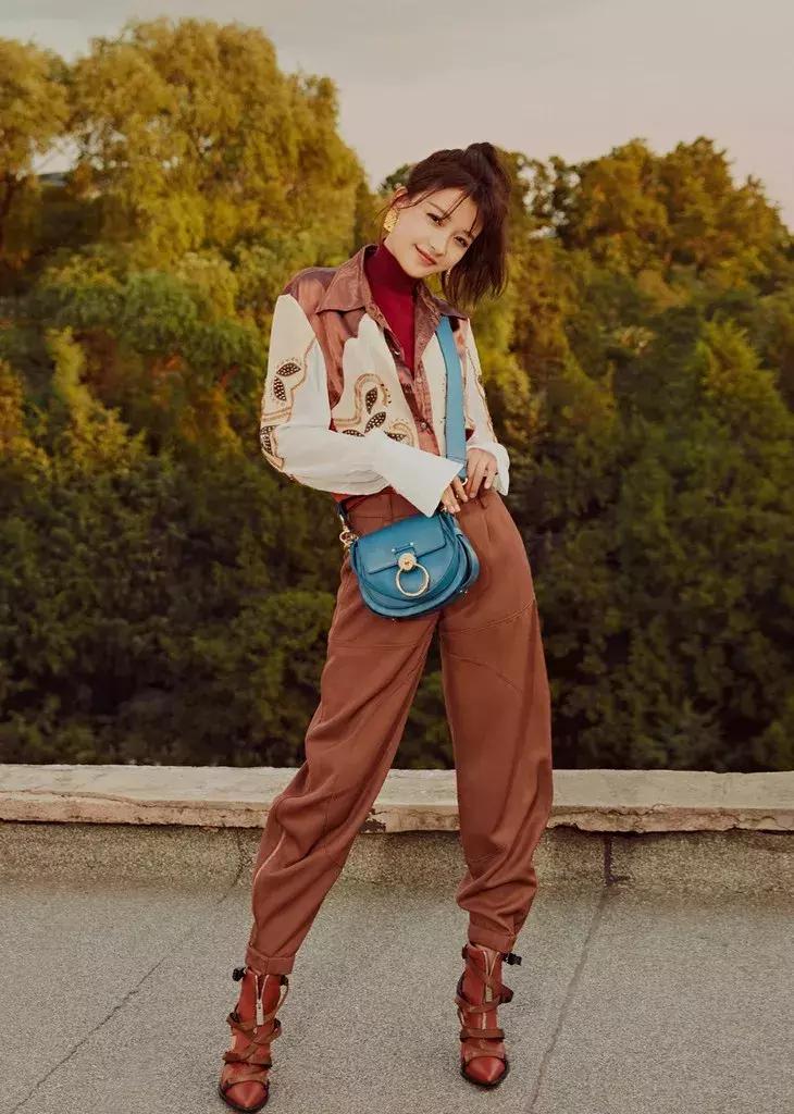 购买新款女性包包,女子买新包