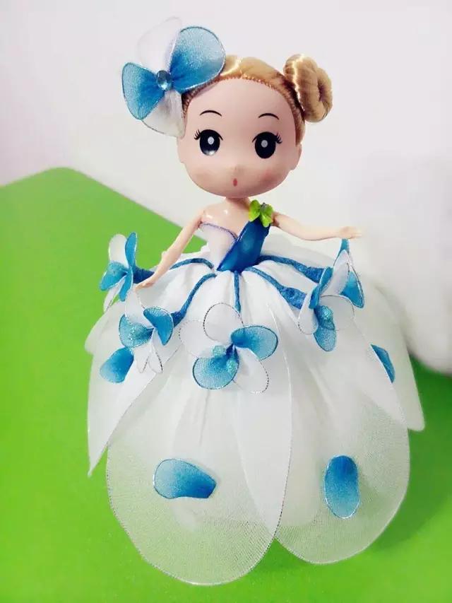 用袜子给芭比娃娃制作古装衣服,把袜子套在小孩头上