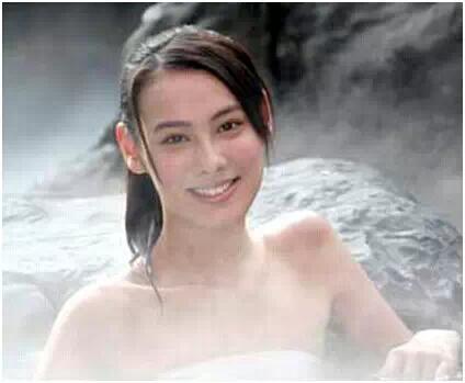 明星泡温泉,42岁女明星泡温泉