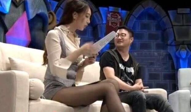 为什么女解说不能穿黑丝了？这是电竞规矩，玩家：穿旗袍不也行吗