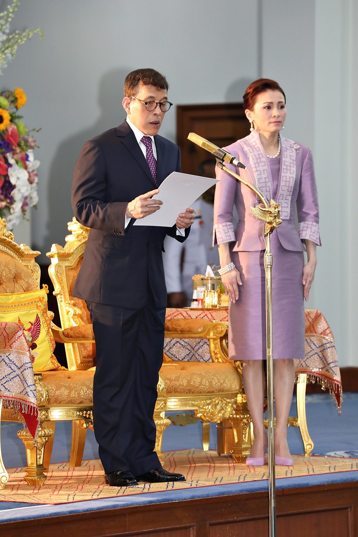 泰王真宠苏提达！王后8套造型登上王室海报，不如诗妮娜千娇百媚