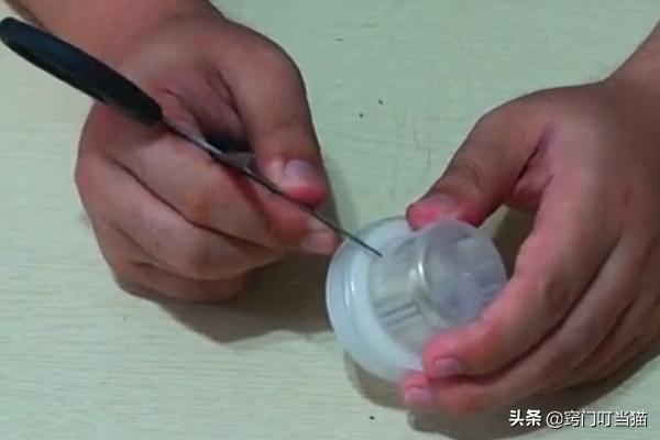 洗衣液用完了的桶怎么改成花瓶,小窍门洗衣液桶改造