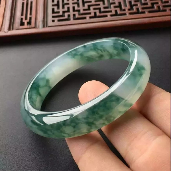 木那翡翠原石切开,这块翡翠原石能切出什么