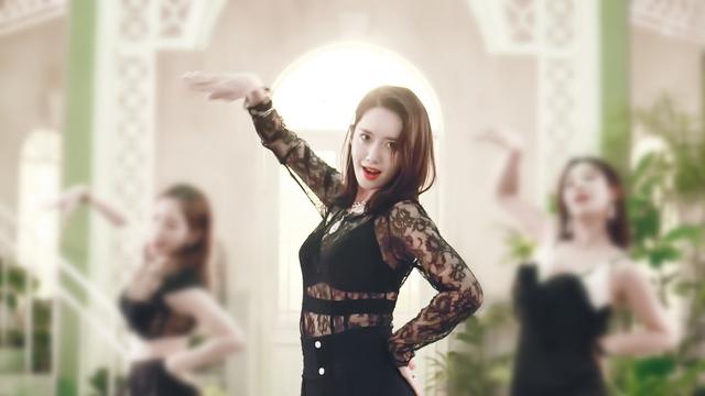 林允儿黑色吊带裙,林允儿黑色抹胸深v礼服