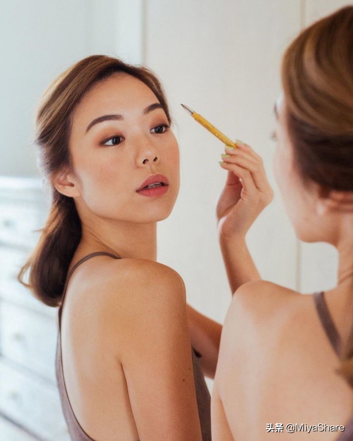 如何正确上粉底液不脱妆卡粉,涂粉底前怎么护肤不伤皮肤