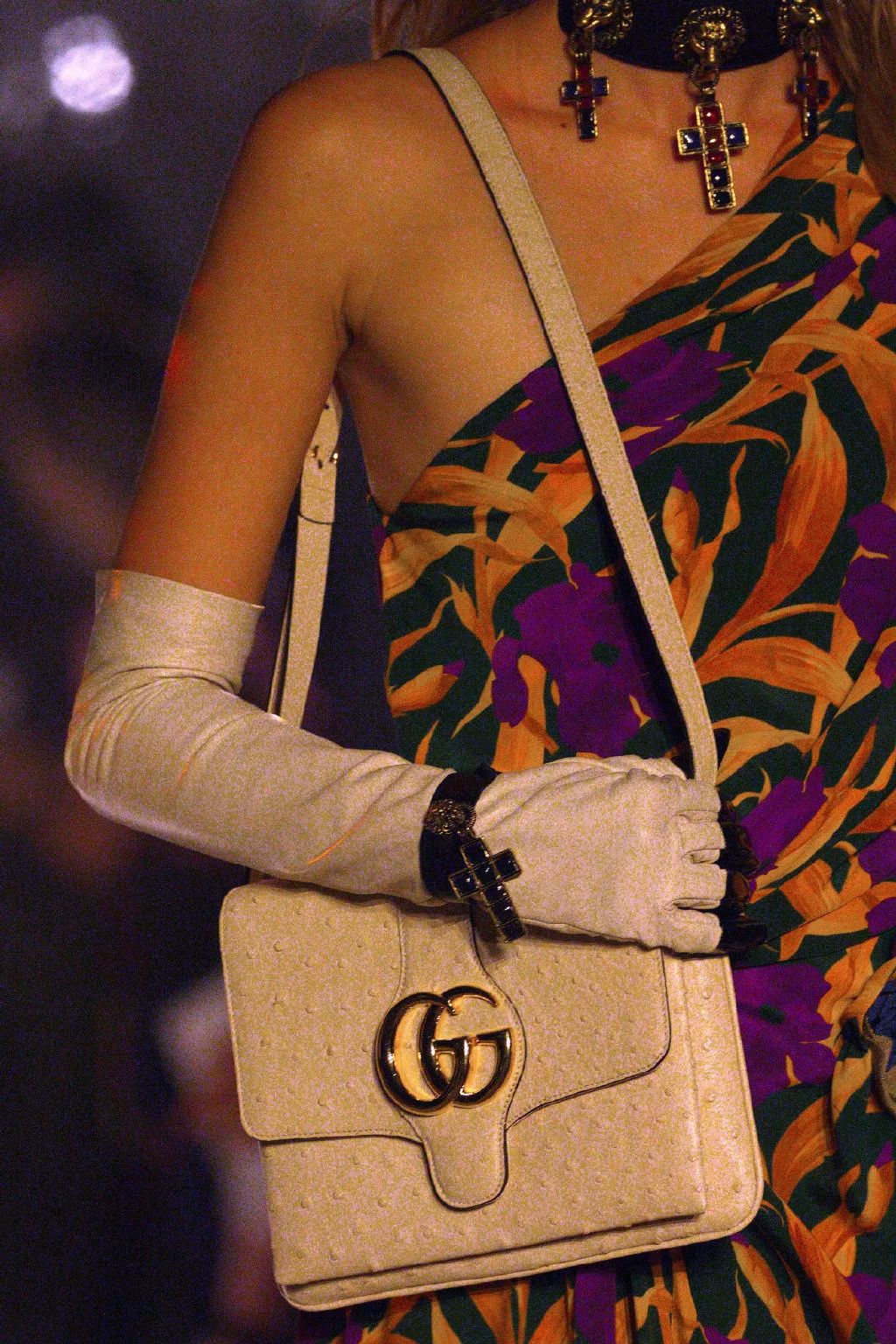 刚认识的女朋友情人节送什么礼物,情人节送四十多岁女朋友什么礼物