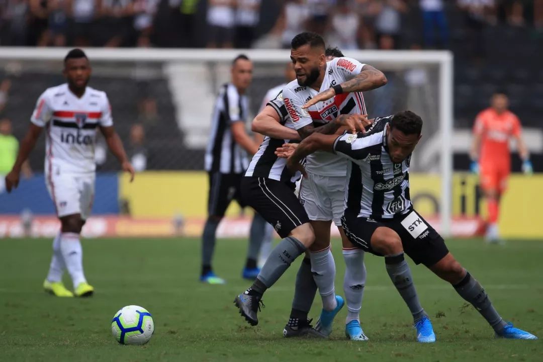 他是足坛最大赢家，回国五个月却饱受争议