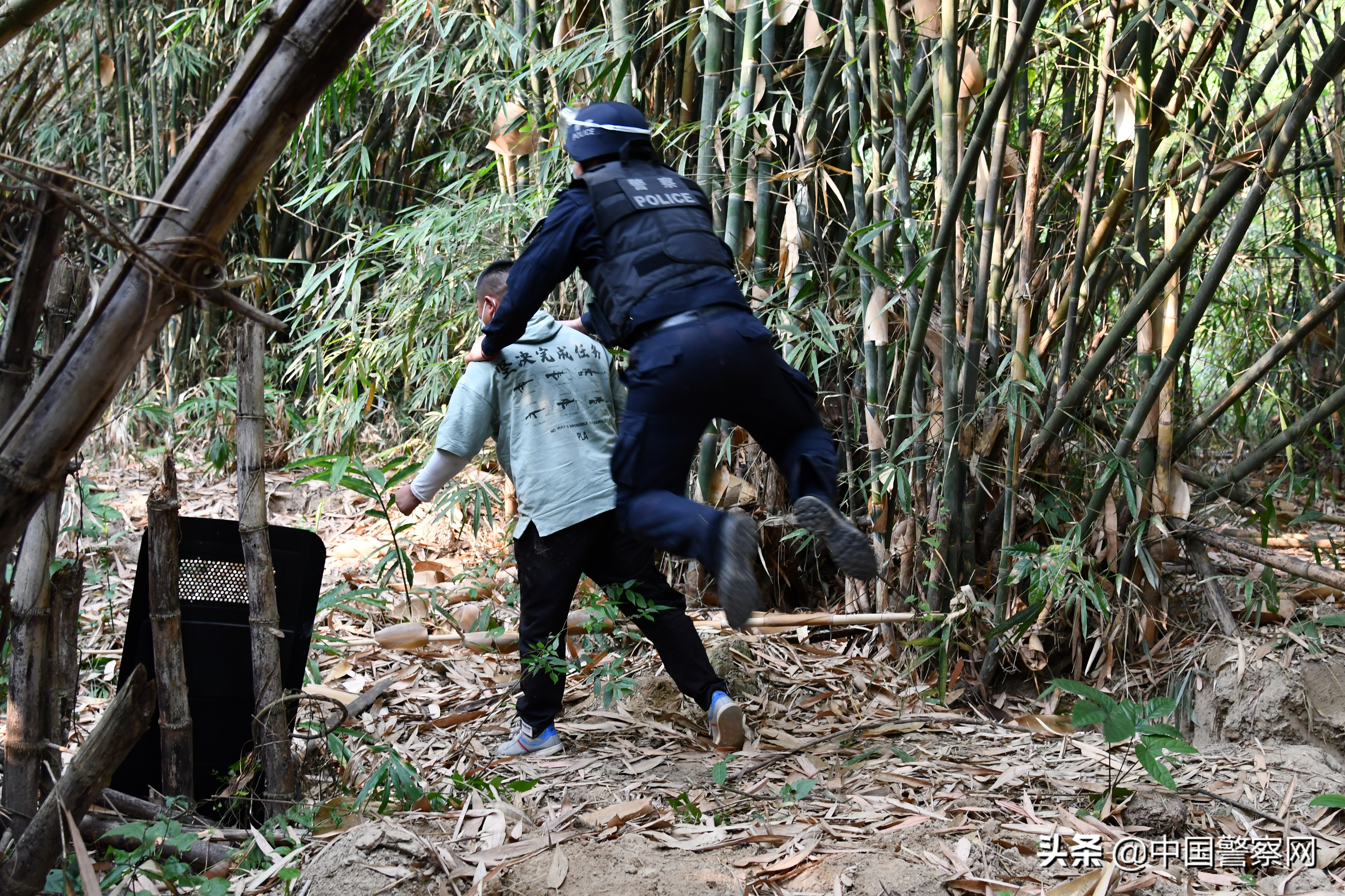 24小时坚守岗位边境线上最美的“警”色