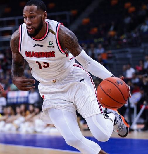 威姆斯暂不归队,威姆斯跟广东球员握手