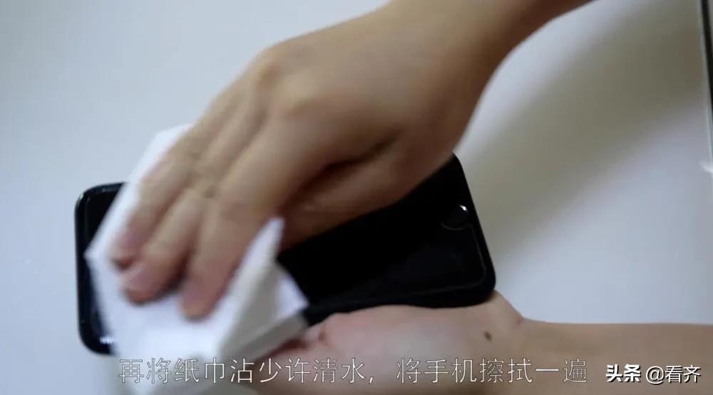 @齐齐哈尔人怎样清洗手机屏幕上的油腻？