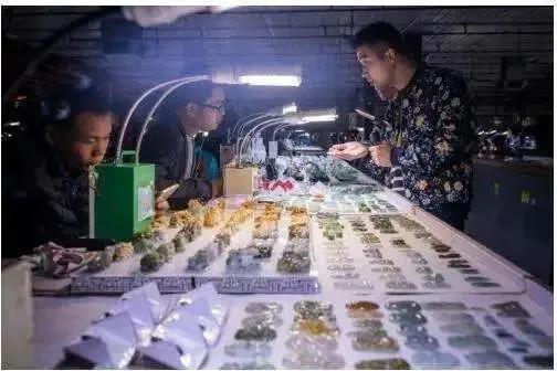 珠宝直播：一门熟悉又隐秘，蛮荒又暴利的生意