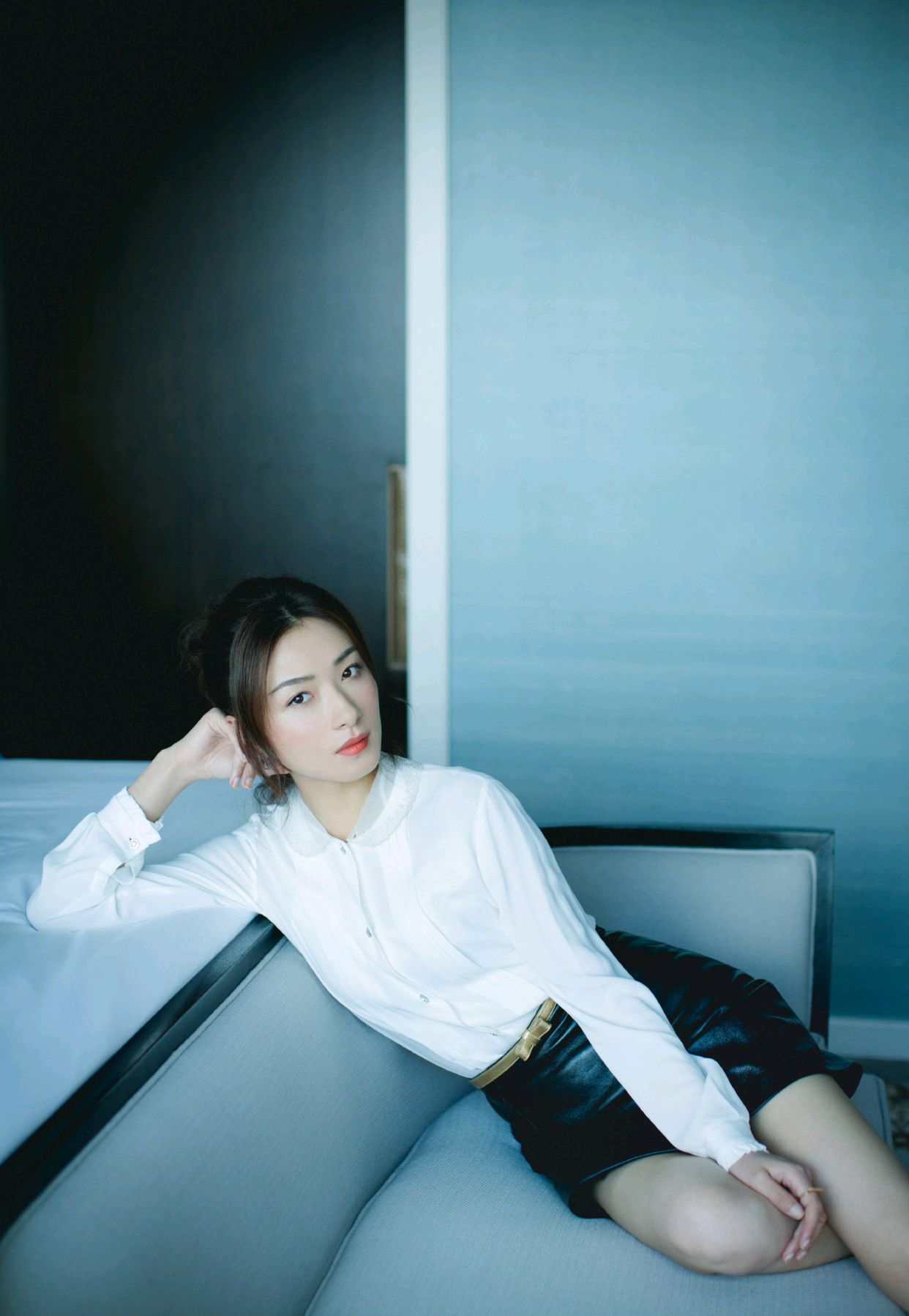 万茜纯白色西装领连衣裙帅气明媚,万茜一袭蓝色裙女人味