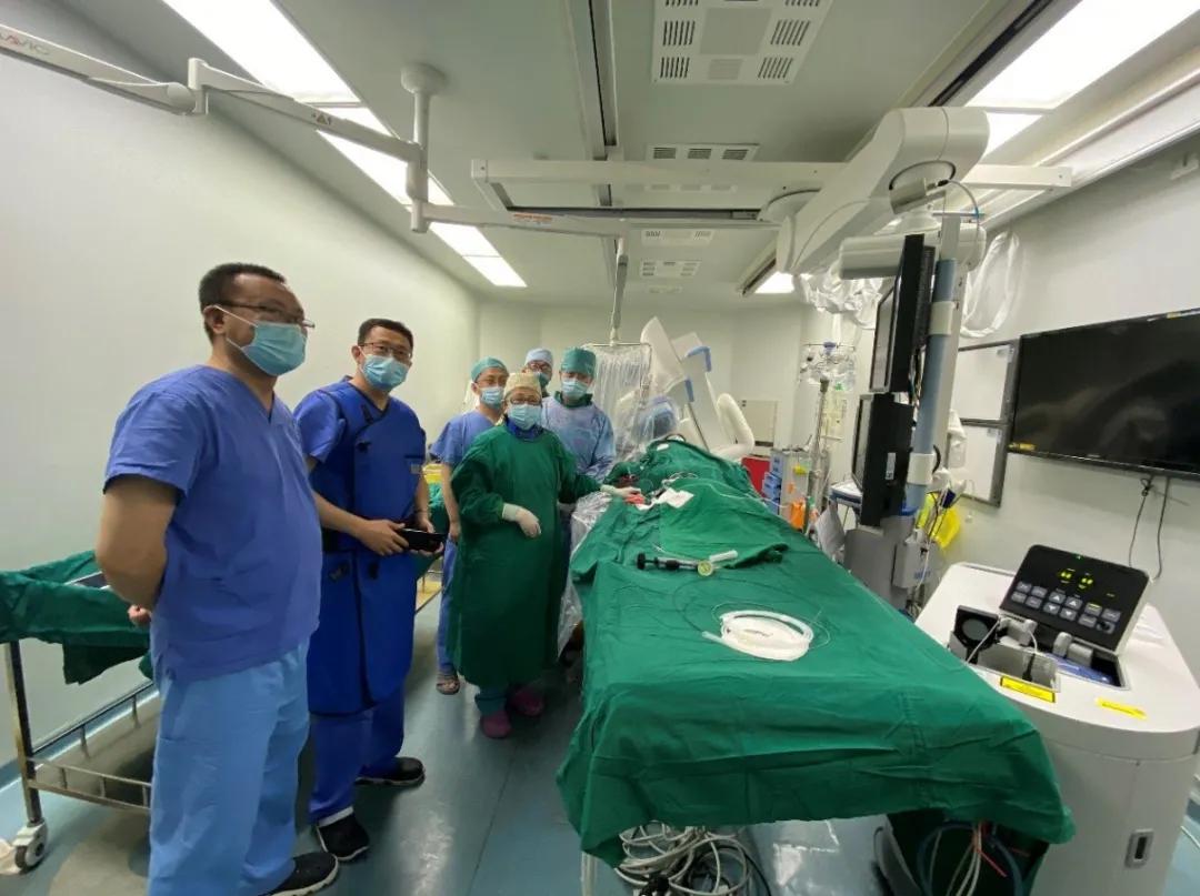 北京积水潭医院心内科成功开展医疗新技术！准分子激光冠脉消蚀术与冠脉旋磨术治疗冠脉钙化病变