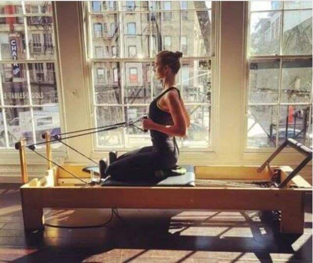 pilates普拉提器械训练,普拉提健身球卷腹