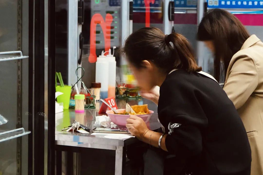 乌山路街上视频,泰国街道最火的小店