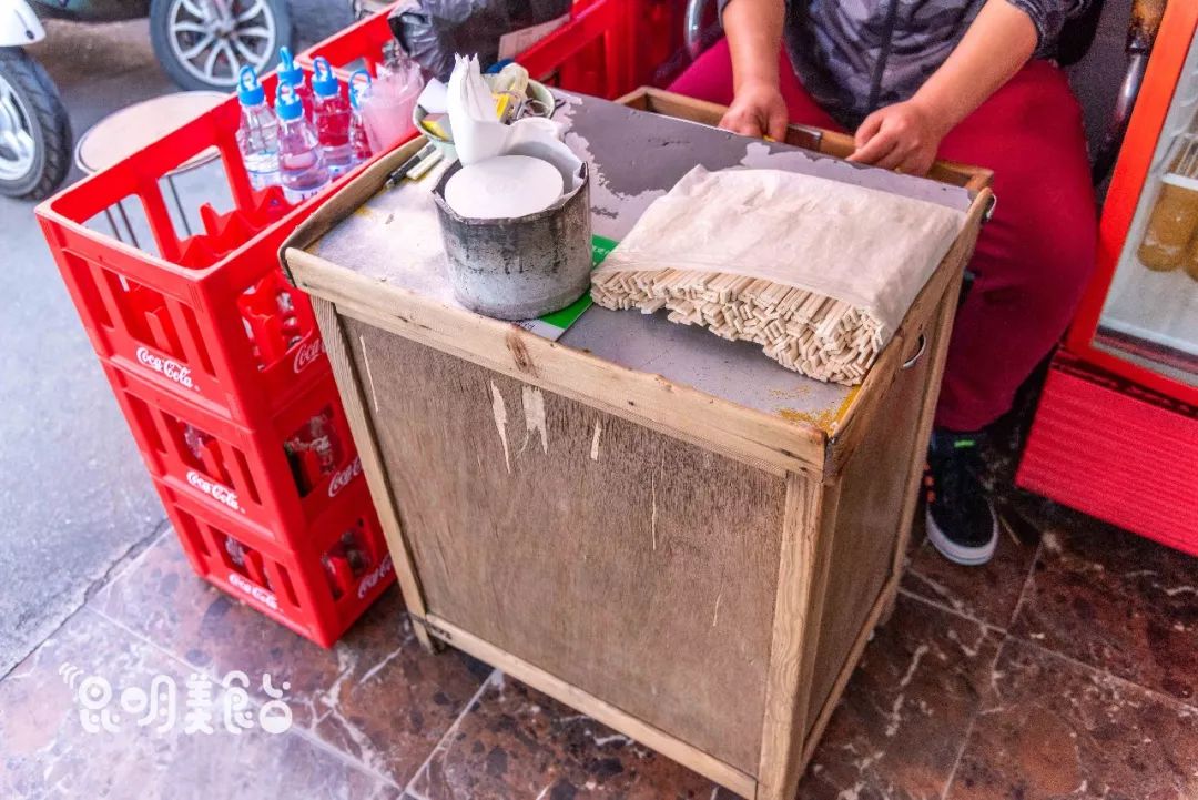 昆明330天都在排队的卤面馆，不收钱收饭票，只卖到下午2点