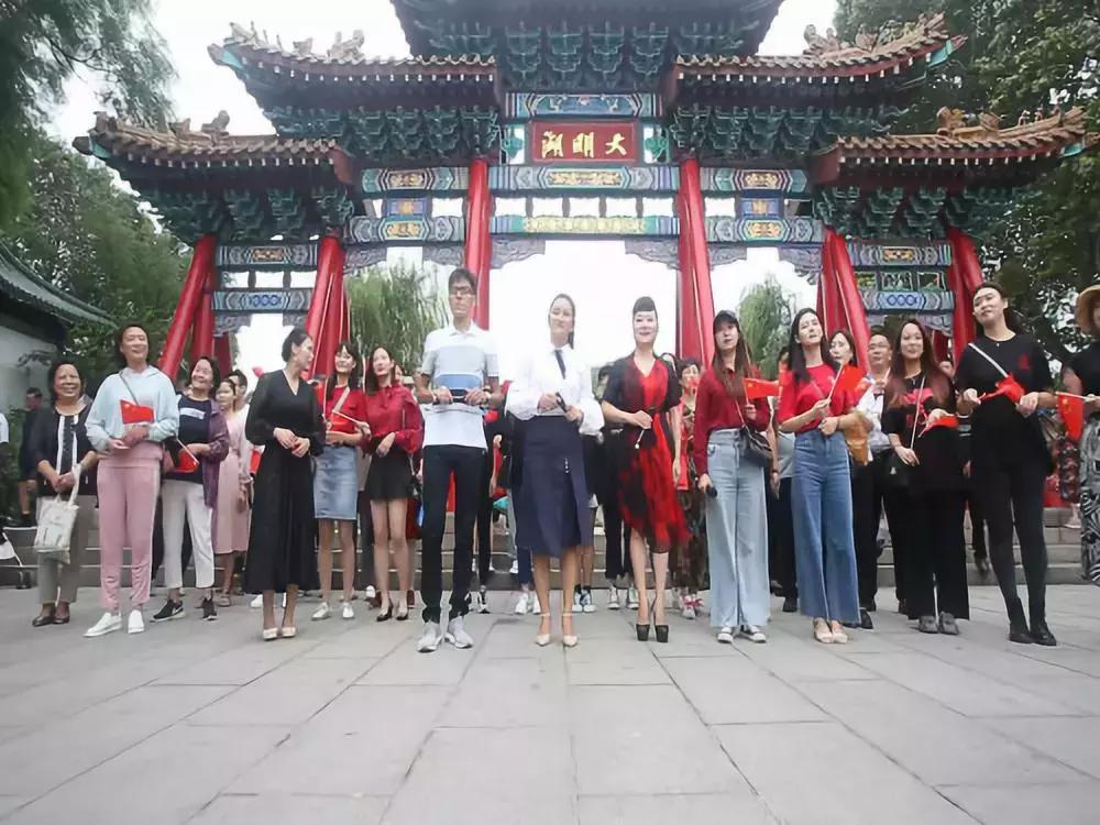 七一歌唱祖国快闪,济南红歌庆祝祖国生日