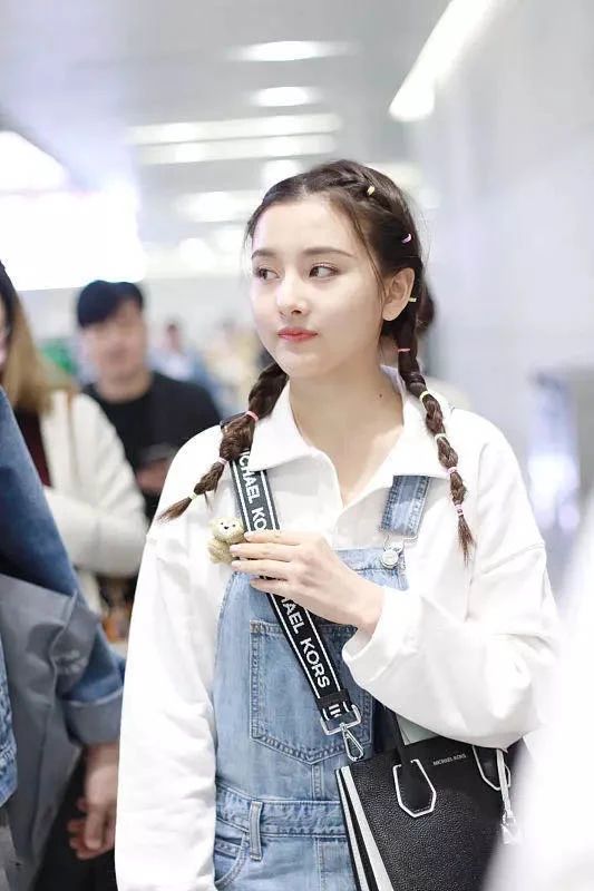 宋祖儿帆布包,宋祖儿包包里装什么